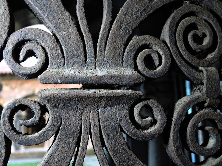 Grille de la galerie ouest du cloître : détail d’une bague désolidarisée