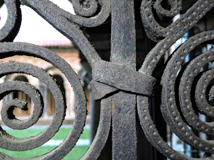 Grille de la galerie ouest du cloître : détail d’un collier de fixation sur l'un des montants verticaux