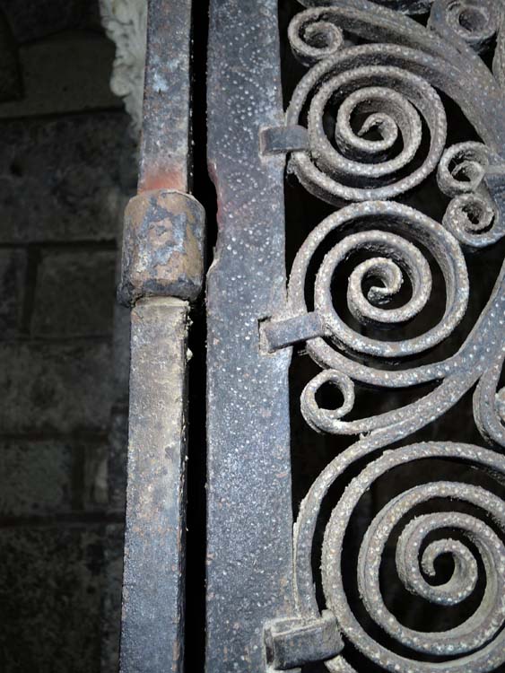 Grille de la galerie ouest du cloître : détail de l’assemblage par collier sur le montant latéral gauche