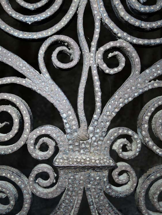 Grille de la galerie ouest du cloître : marquage au pointeau des fers