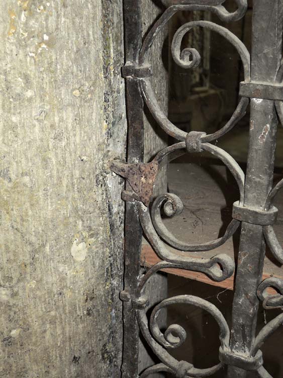 Grilles de clôture du chœur : un des panneaux sud, détail du scellement du montant gauche