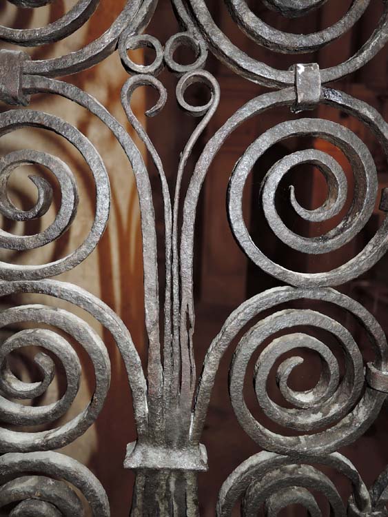 Grille de clôture du chœur : détail des remplissages à motifs à bandes et volutes