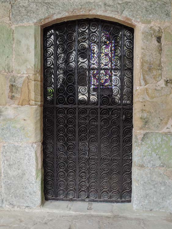 Porte d’accès entre la galerie de cloître et la sacristie : ensemble de la grille