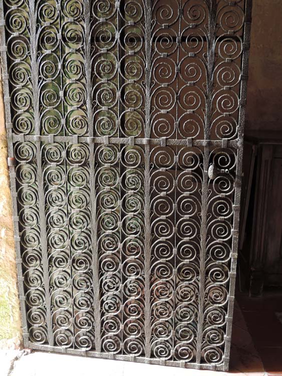 Porte d’accès entre la galerie de cloître et la sacristie : partie basse du vantail (grille)