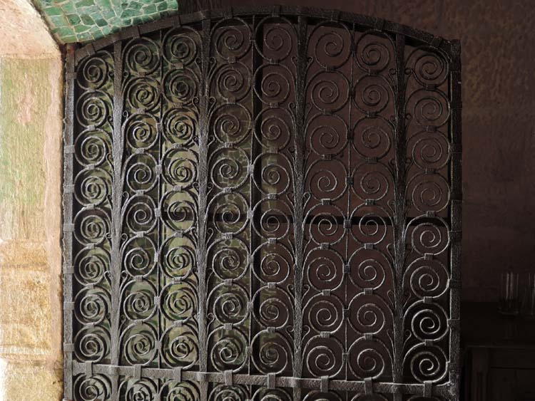 Porte d’accès entre la galerie de cloître et la sacristie : partie haute du vantail (grille)