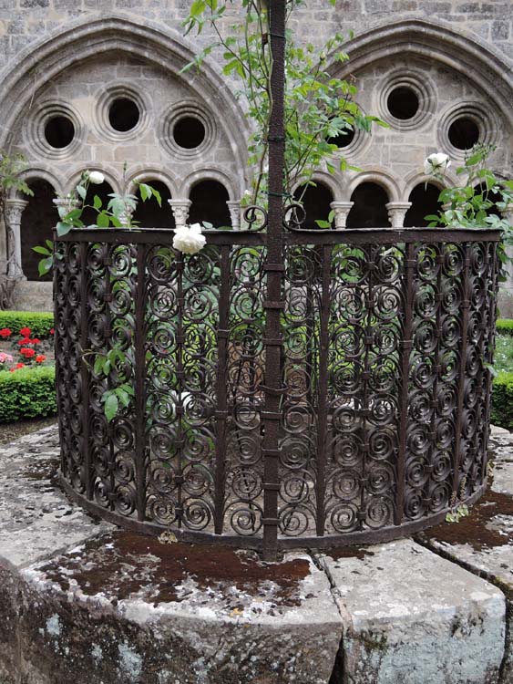 Carré du cloître : margelle (grille) du puits