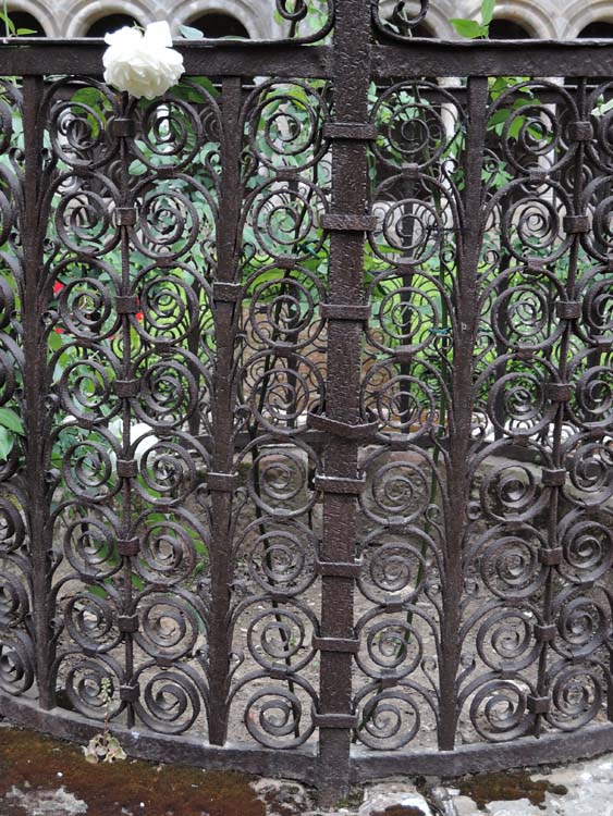 Carré du cloître : margelle (grille) du puits, détail d’un des montants