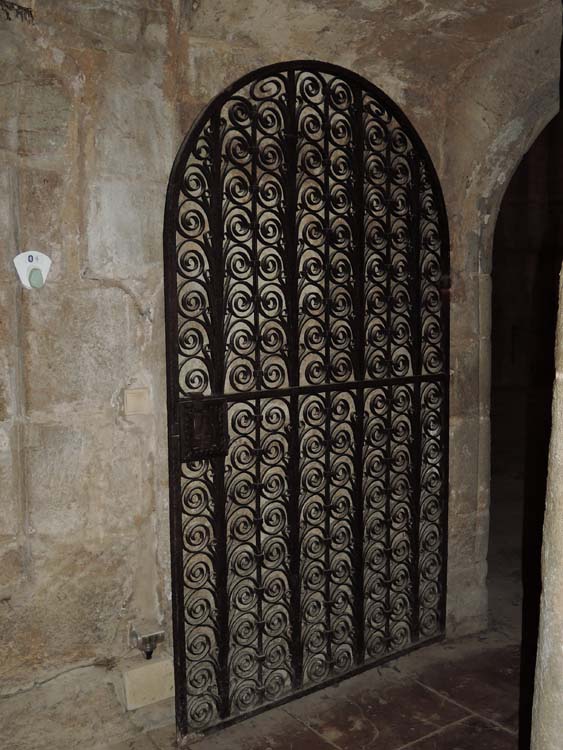 Porte d’accès entre l’église et la chapelle nord : ensemble de la grille