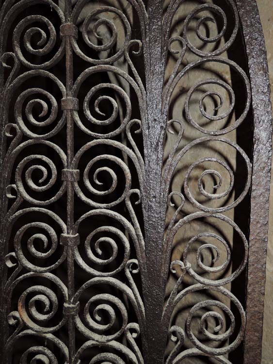 Porte d’accès entre l’église et la chapelle nord : détail des remplissages à volutes de la grille