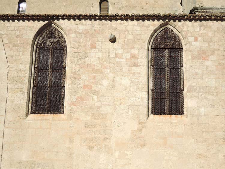 Vue d’ensemble des deux fermetures de baies (grilles) des chapelles sud