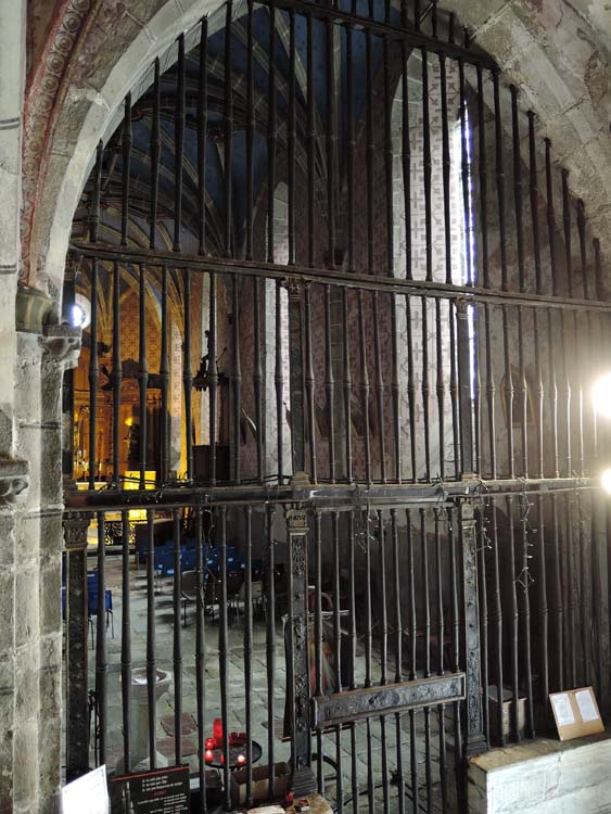 Grille de clôture séparant le narthex de la nef