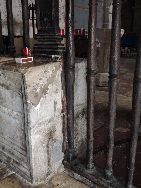 Grille de clôture séparant le narthex de la nef : détail partie basse du vantail