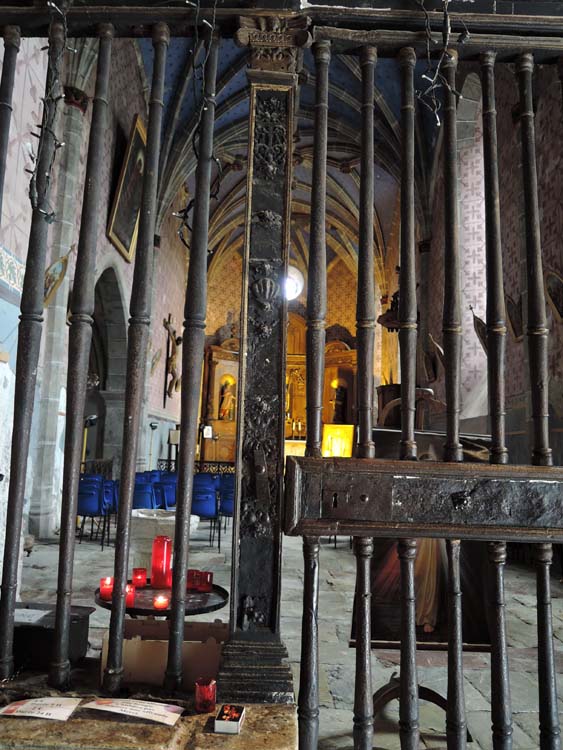 Grille de clôture séparant le narthex de la nef : montant vertical gauche du vantail de l’ouvrant