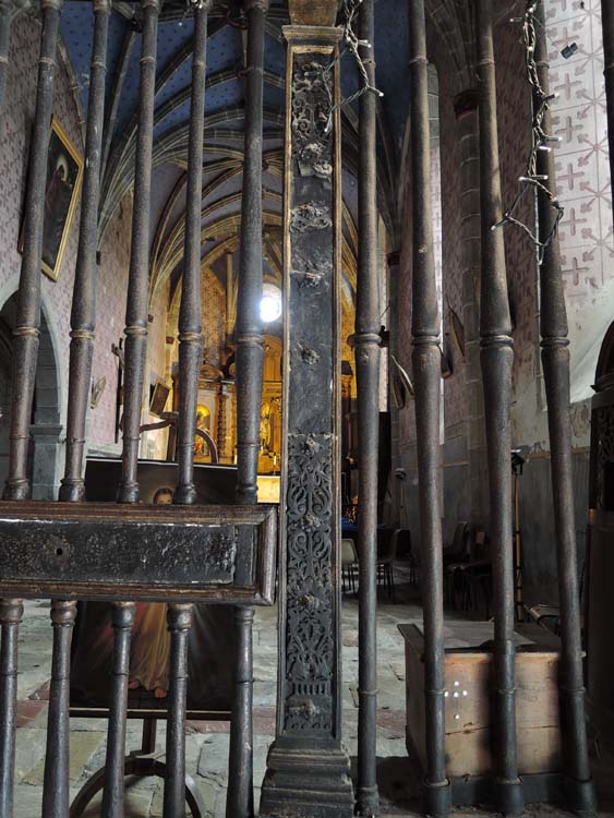 Grille de clôture séparant le narthex de la nef : montant vertical droit du vantail de l’ouvrant