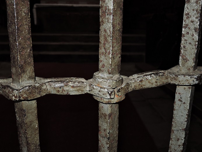 Grille de clôture de choeur : détail d’assemblage montant horizontaux et verticaux