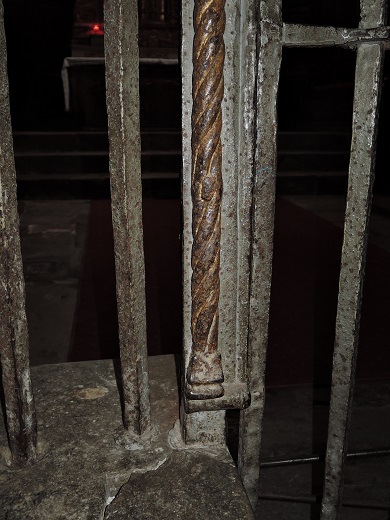 Grille de clôture de choeur : détail pièce verticale torsadée assemblée au montant gauche de l’ouvrant