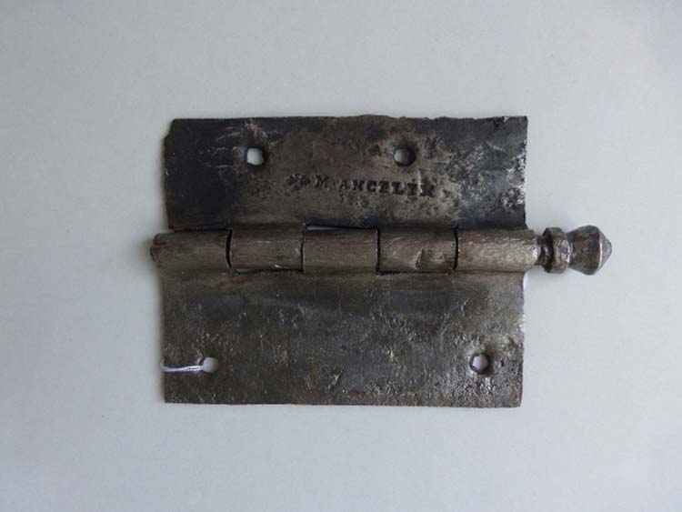 Fiche de châssis de fenêtre à double noeud et à bouton, estampillée avec marque de fabrique