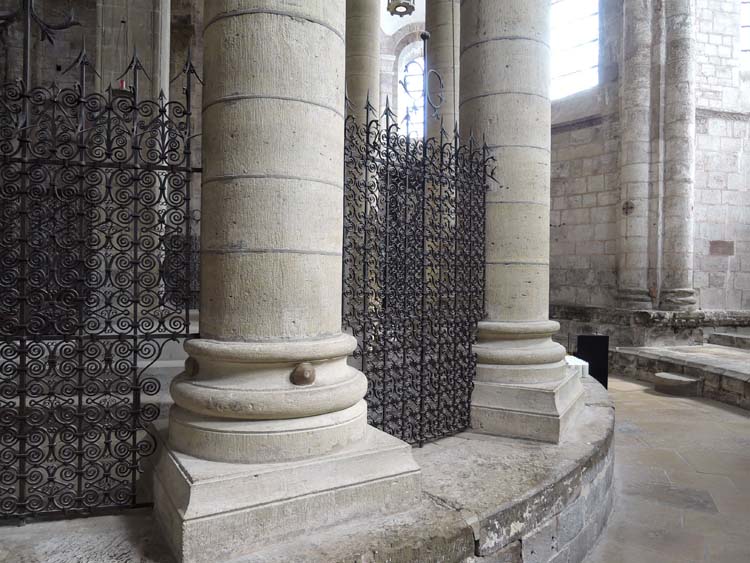 Vue générale des grilles du pourtour du chœur depuis le déambulatoire