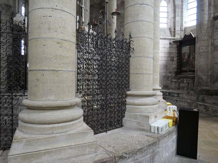 Vue générale des grilles du pourtour du chœur depuis le déambulatoire