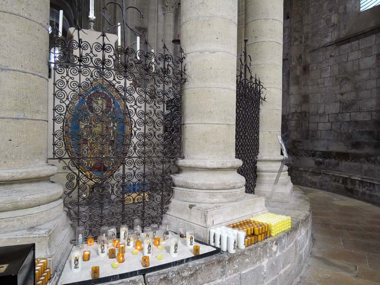 Vue générale des grilles du pourtour du chœur depuis le déambulatoire