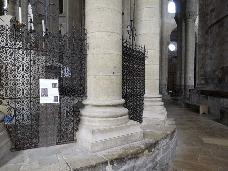 Vue générale des grilles du pourtour du chœur depuis le déambulatoire