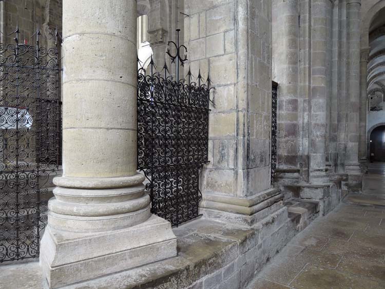 Vue générale des grilles du pourtour du chœur depuis le déambulatoire