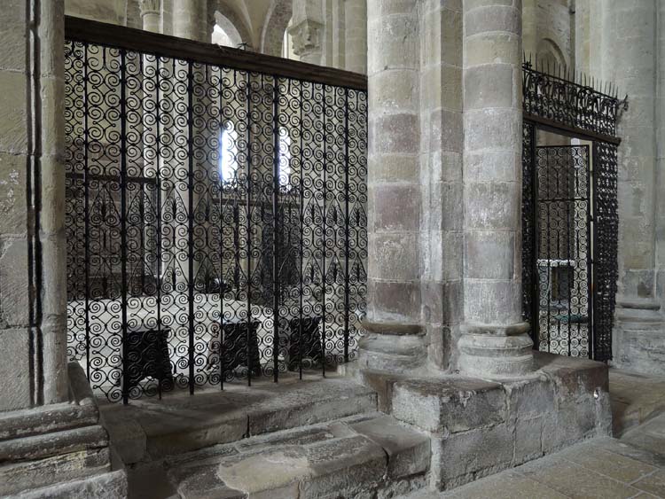 Vue générale des grilles du pourtour du chœur depuis le déambulatoire