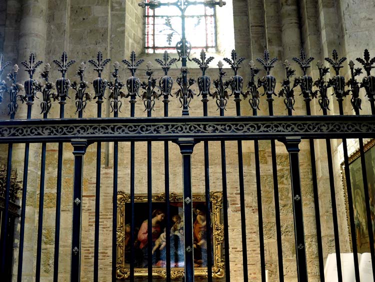 Chapelle des Fonts, grille 11 : détail du couronnement