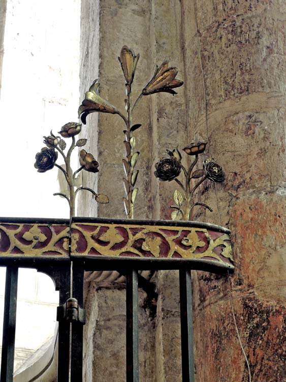 Chapelle de la Vierge : grille, détail de la frise supérieure et des motifs de couronnement