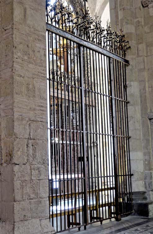 Grille séparant le bas-côté est du transept sud du déambulatoire : vue latérale d’ensemble