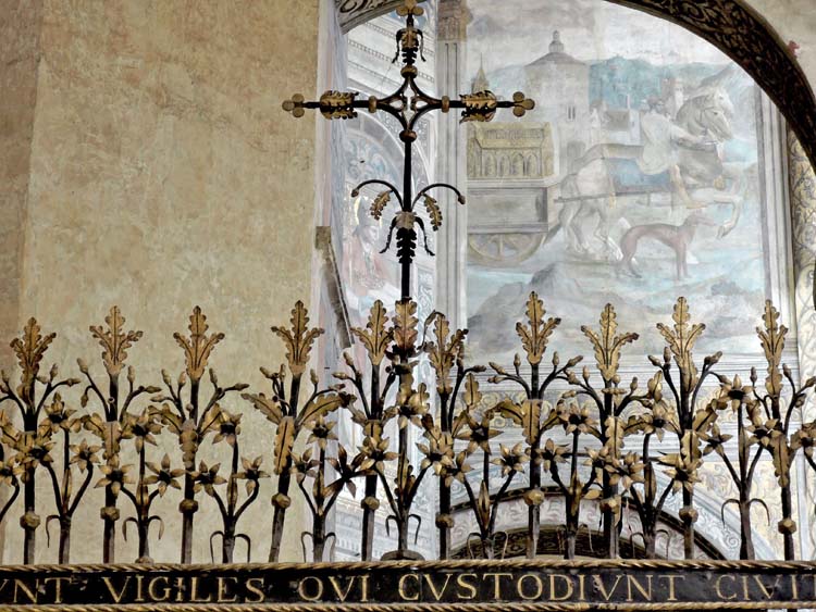 Grille séparant le bas-côté est du transept sud du déambulatoire : détail de la frise supérieure et des motifs de couronnement