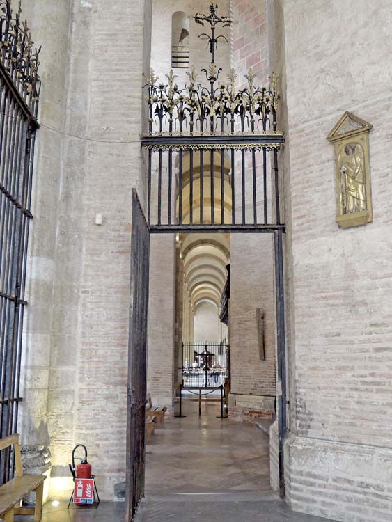 Grille côté sud, séparant le déambulatoire du transept : vue d’ensemble depuis le déambulatoire