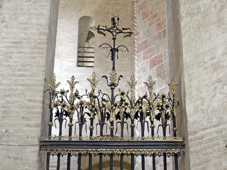 Grille côté sud, séparant le déambulatoire du transept : frise supérieure et motifs floraux du couronnement