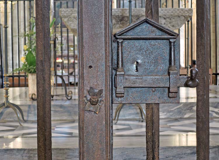 Grille côté sud, séparant le transept et le choeur : détail de la serrure et de son décor