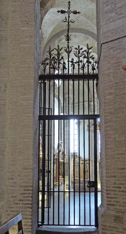 Grille côté nord, séparant le déambulatoire du transept, donnant sur le transept nord : ensemble depuis le bras nord du transept