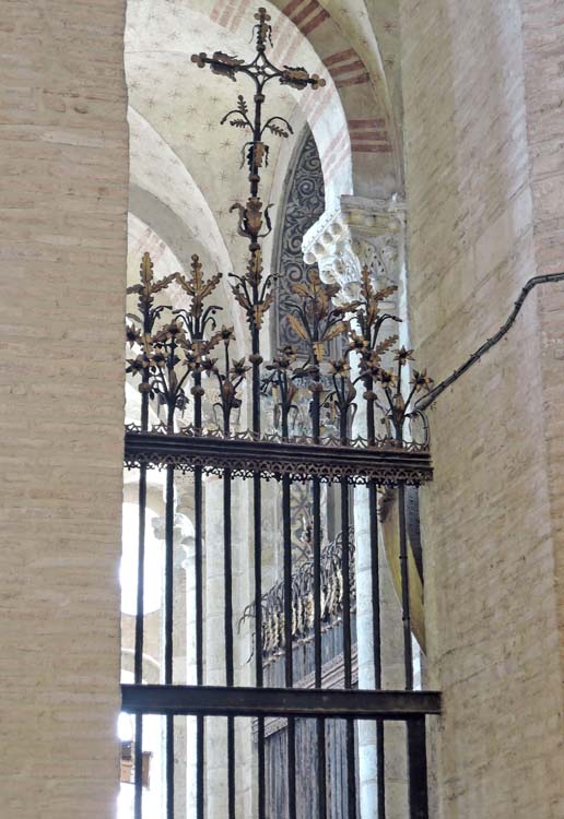 Grille côté nord, séparant le déambulatoire du transept, donnant sur le transept nord : vue partielle partie supérieure, frise et couronnement