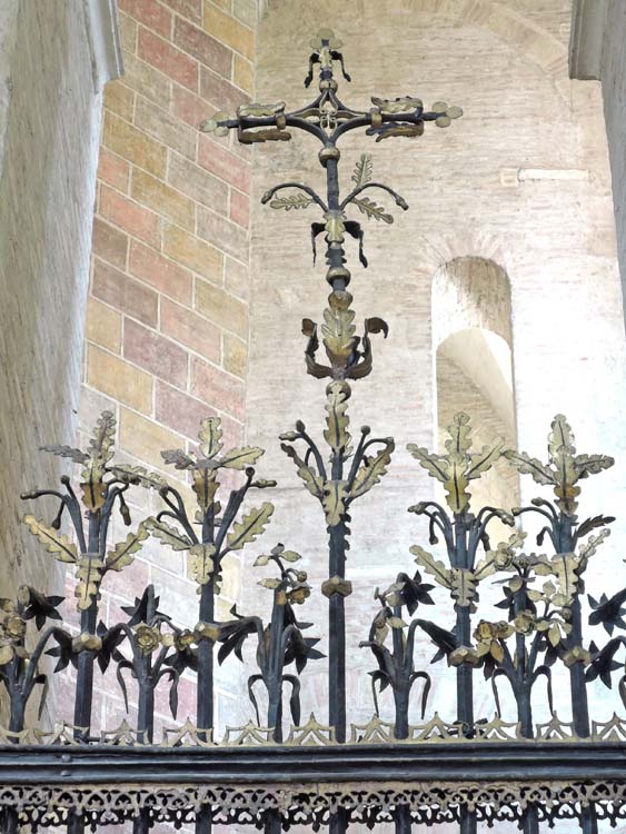 Grille côté nord, séparant le déambulatoire du transept, donnant sur le transept nord : frise supérieure et motifs floraux du couronnement