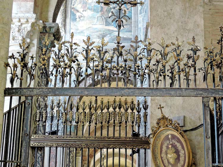 Grille côté nord, séparant le déambulatoire du choeur, donnant sur le transept nord : détail de la frise supérieure et motifs floraux du couronnement