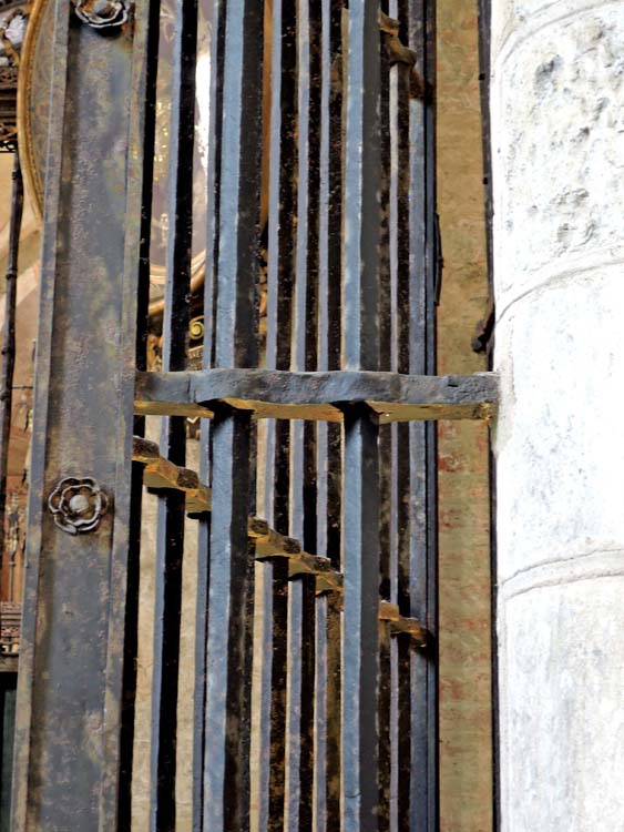 Grille côté nord, séparant le déambulatoire du choeur, donnant sur le transept nord : détail d’assemblage à trou renflé et décor floral des rivets