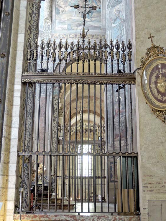 Grille côté nord, séparant le déambulatoire du choeur, donnant sur le transept nord : ensemble depuis le déambulatoire