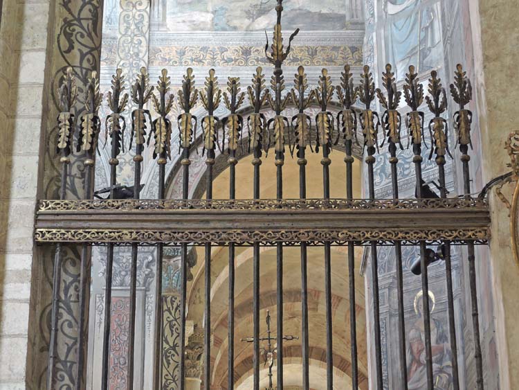 Grille côté nord, séparant le déambulatoire du choeur, donnant sur le transept nord : partie supérieure, frise et couronnement