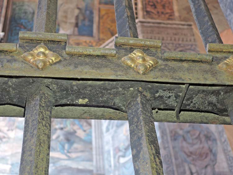 Grille côté nord, séparant le déambulatoire du choeur, donnant sur le transept nord : montant horizontal inférieur, détail des assemblages