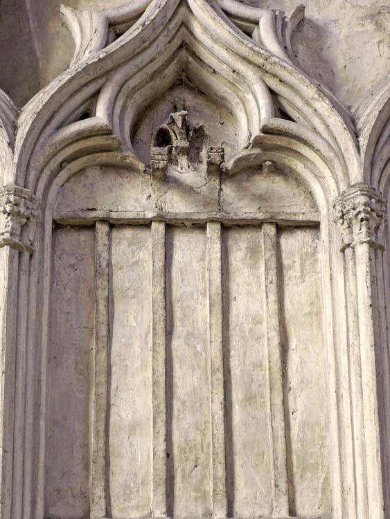 Ancienne clôture de choeur (grille) : travée ouest, panneau de gauche, détail des motifs de couronnement