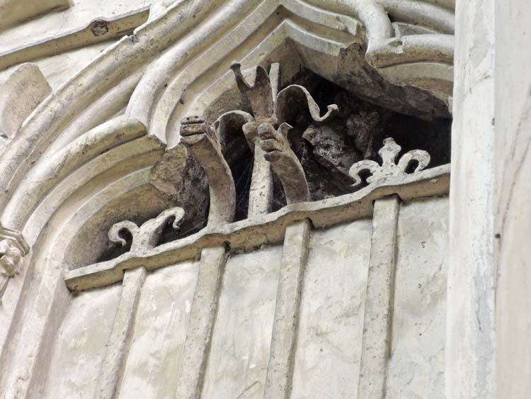 Ancienne clôture de choeur (grille) : travée est, panneau de droite, détail des motifs de couronnement