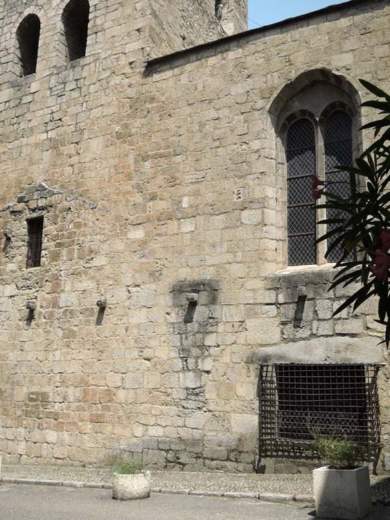 Façade ouest : fermeture de la baie (grille) inférieure et vue partielle de la façade