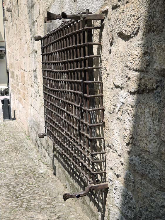 Façade ouest : fermeture de la baie (grille) inférieure, ensemble, latéral droit