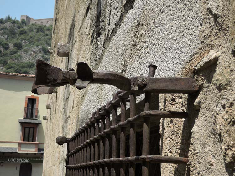 Façade ouest : fermeture de la baie (grille) inférieure, détail partie haute, latéral droit