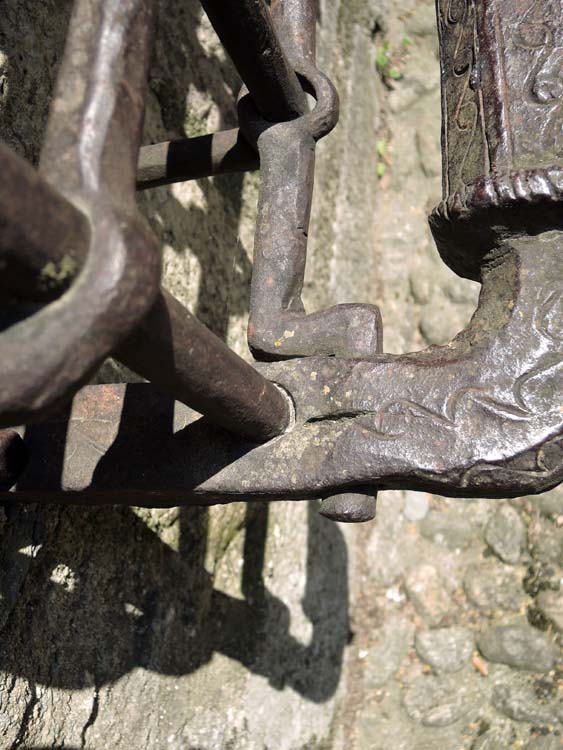 Façade ouest : fermeture de la baie (grille) inférieure, détail de l’assemblage de l’extrémité de la barre de scellement inférieure gauche, vue du dessus