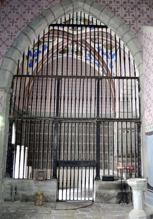 Grille de clôture séparant le narthex de la nef : vue d’ensemble, revers