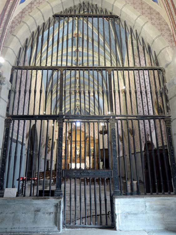 Grille de clôture séparant le narthex de la nef : ensemble depuis le narthex